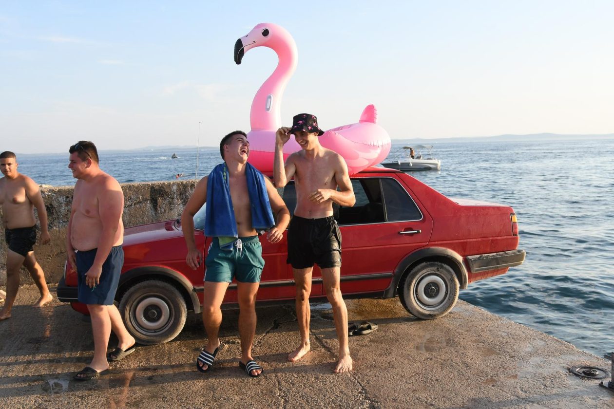 Vir: U nedostatku skakaonice, parkirali auto uz more i skakali s njega