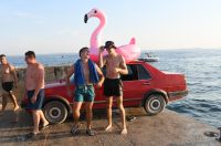 Vir: U nedostatku skakaonice, parkirali auto uz more i skakali s njega