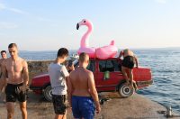 Vir: U nedostatku skakaonice, parkirali auto uz more i skakali s njega