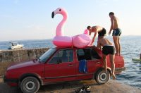 Vir: U nedostatku skakaonice, parkirali auto uz more i skakali s njega