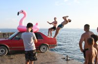 Vir: U nedostatku skakaonice, parkirali auto uz more i skakali s njega