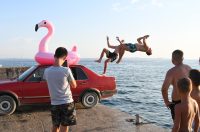 Vir: U nedostatku skakaonice, parkirali auto uz more i skakali s njega