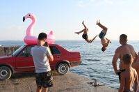 Vir: U nedostatku skakaonice, parkirali auto uz more i skakali s njega