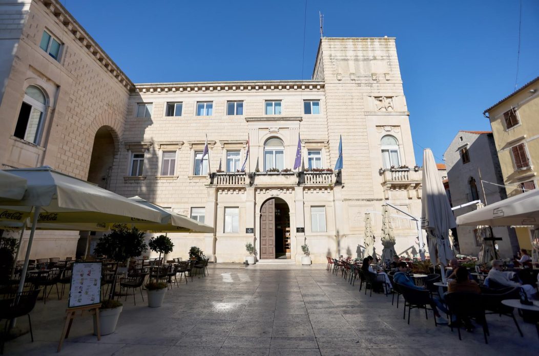 Most gradska uprava i Narodni trg ilustracija