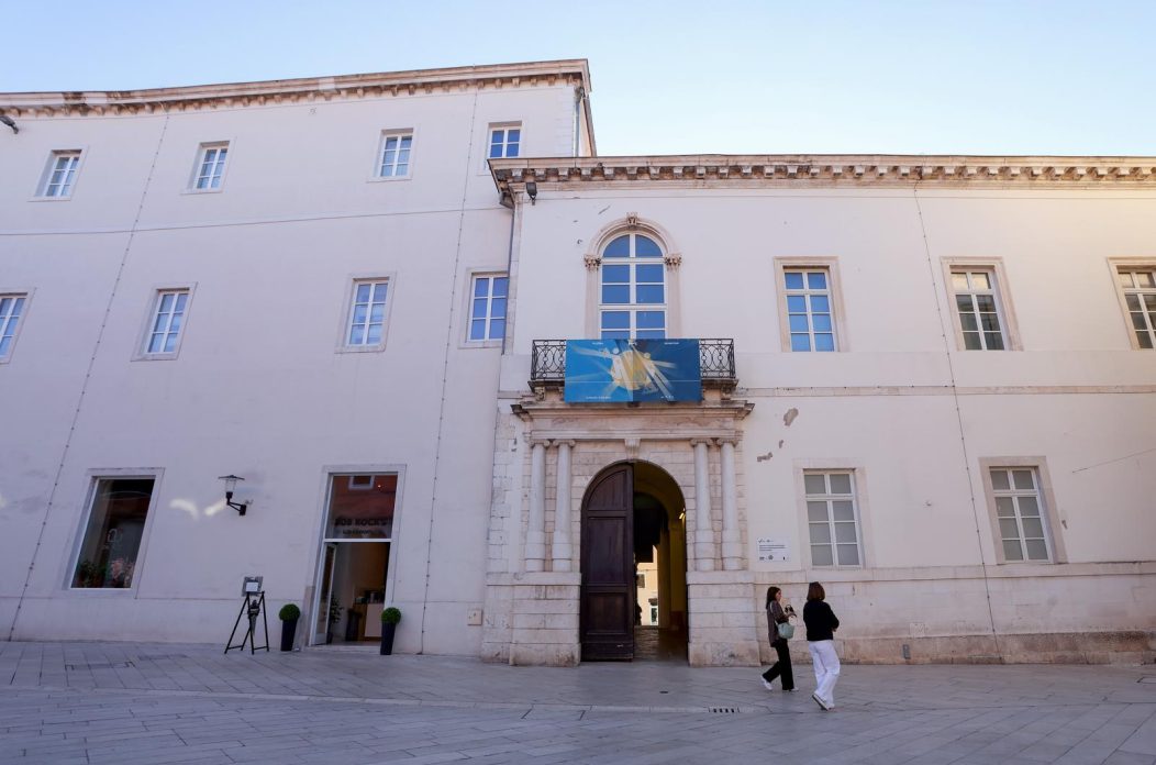 Grad Zadar ilustracija Foša Kneževa palača Providruova palača i Kalelarga