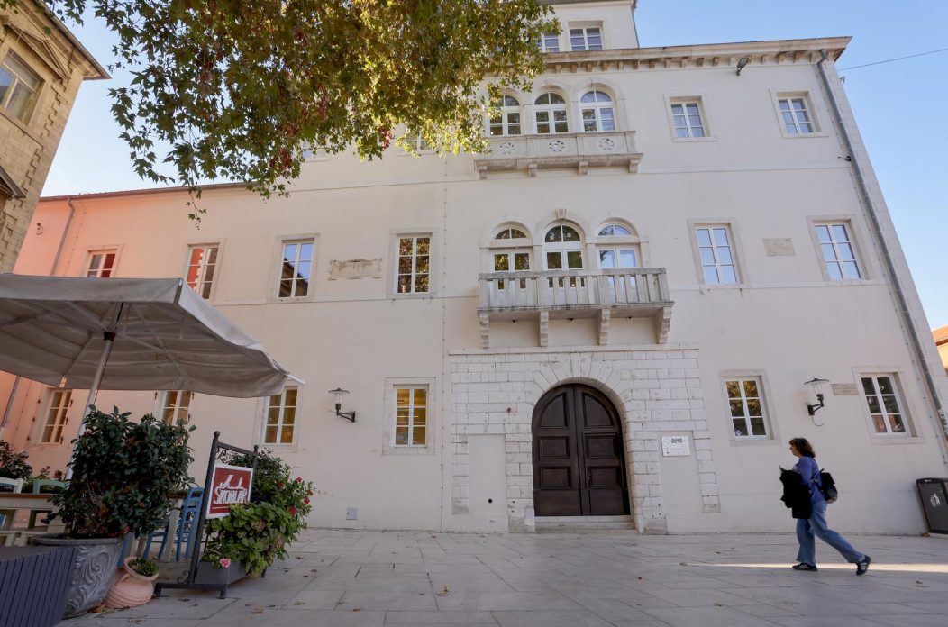 Grad Zadar ilustracija Foša Kneževa palača Providruova palača i Kalelarga