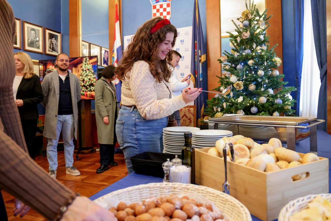 Predbožićno druženje s gradonačelnikom i pročelnicima Grada Zadra