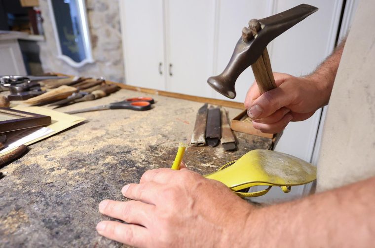 Trogir: Postolar Tonči Parčina