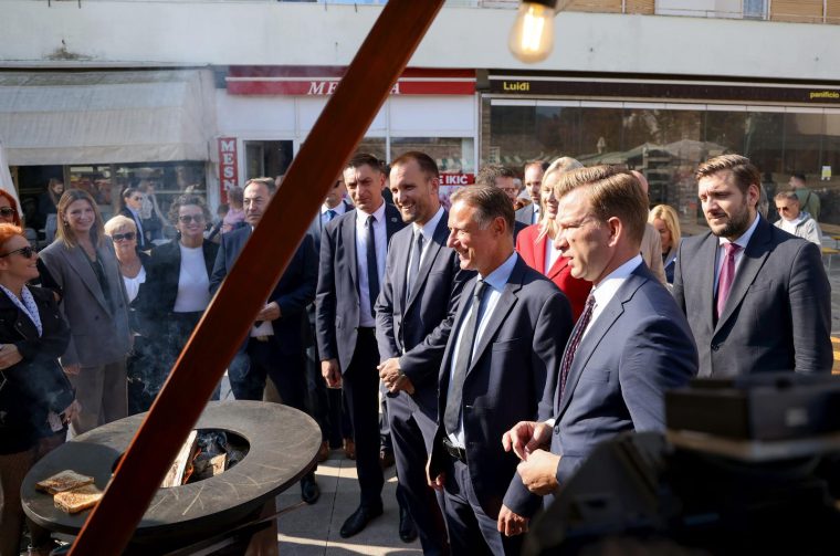 Predsjednik Hrvatskog sabora Gordan Jandroković obišao manifestaciju „Pijat na Pijaci“ Predsjednik Hrvatskog sabora Gordan Jandroković obišao manifestaciju „Pijat na Pijaci“