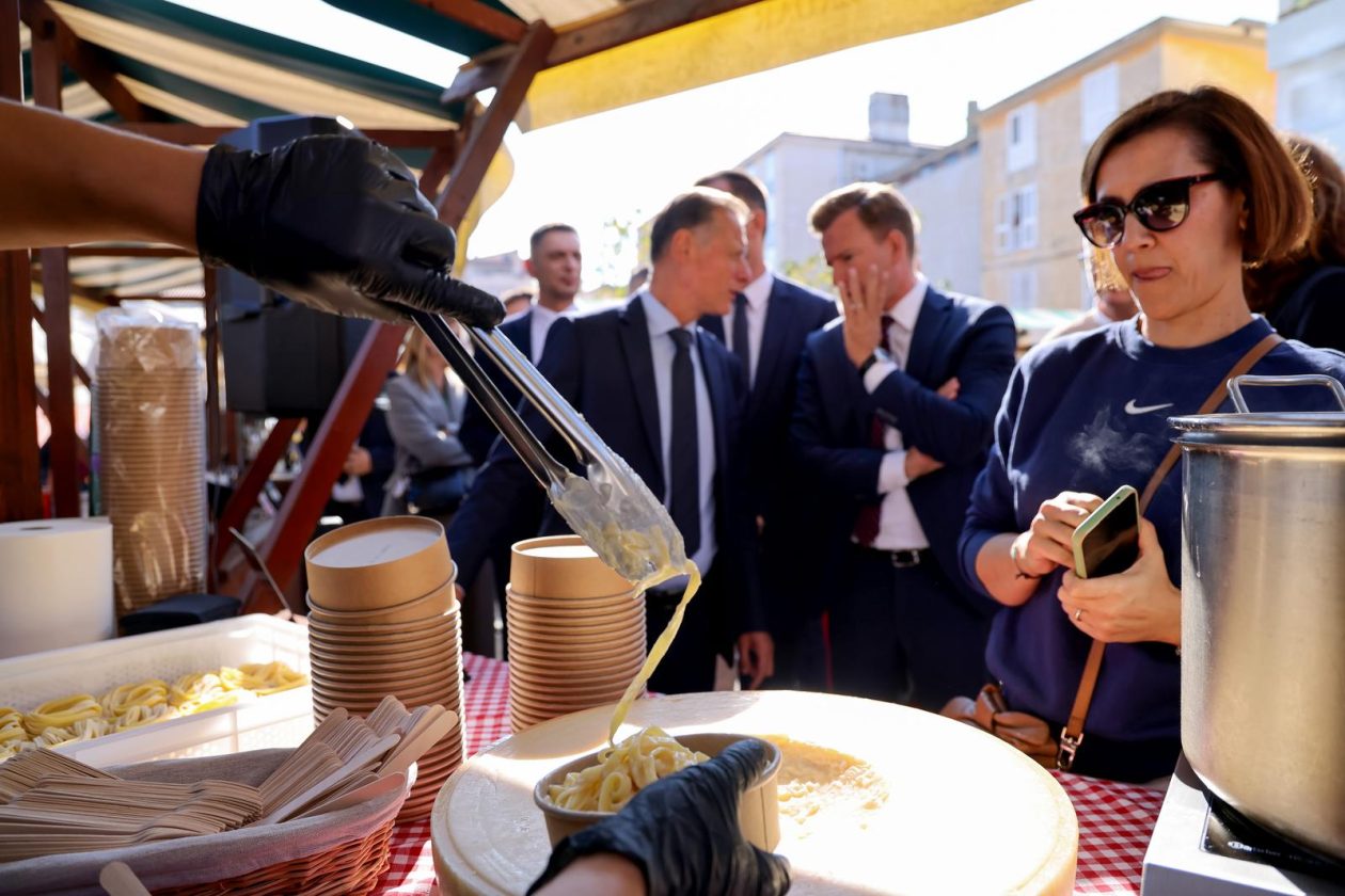 Predsjednik Hrvatskog sabora Gordan Jandroković obišao manifestaciju „Pijat na Pijaci“