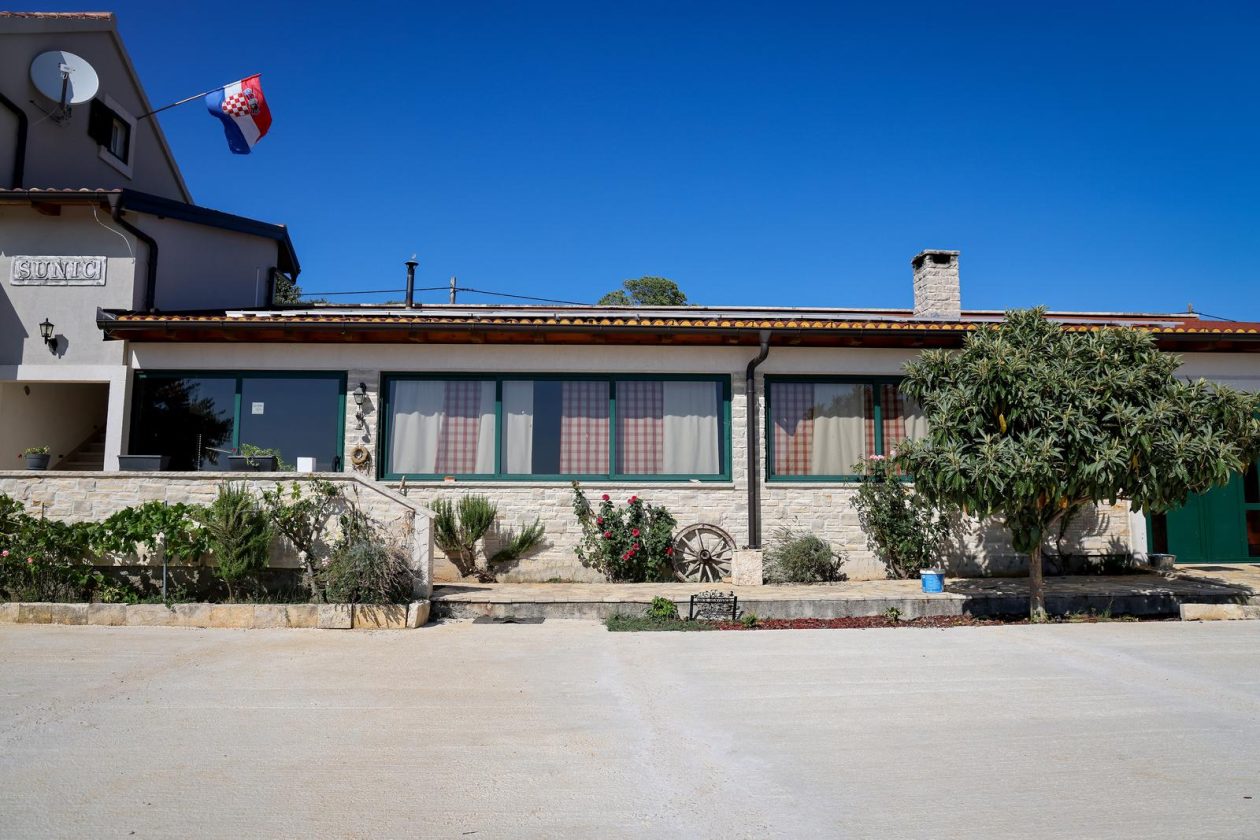 Mlada nada Stipe Šunić iz Rodaljice nedaleko od Benkovca živi za svoj agroturizam “Srce Bukovice”