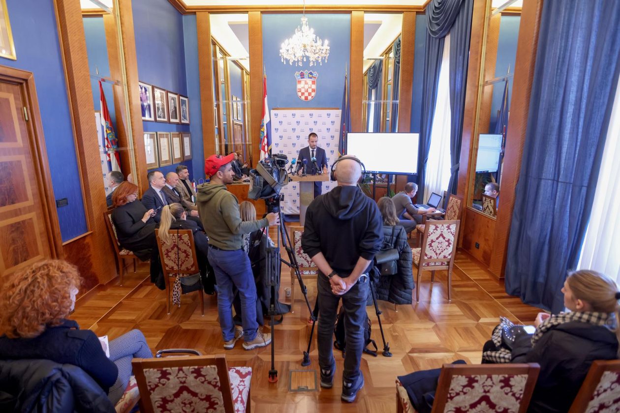 Zadar: Konferencija za novinare u Maloj vijećnici Grada Zadra