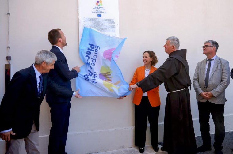 Oznaka europske baštine postavljena u samostanu sv. Frane Oznaka europske baštine postavljena u samostanu sv. Frane