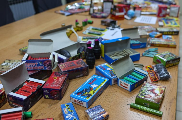 Konferencija za medije povodom provedbe operativne akcije Mir i dobro  petarde ilustracija