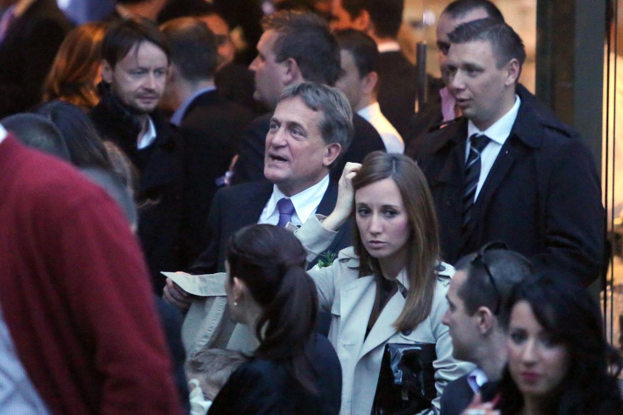 U svečanom ozračju, okružen obitelji, prijateljima i brojnim uglednicima, Ante Kalmeta, tada 25-godišnji sin zadarskog gradonačelnika i bivšeg ministra Božidara Kalmete, izrekao je sudbonosno „da“ svojoj odabranici