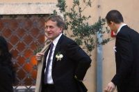 U svečanom ozračju, okružen obitelji, prijateljima i brojnim uglednicima, Ante Kalmeta, tada 25-godišnji sin zadarskog gradonačelnika i bivšeg ministra Božidara Kalmete, izrekao je sudbonosno „da“ svojoj odabranici