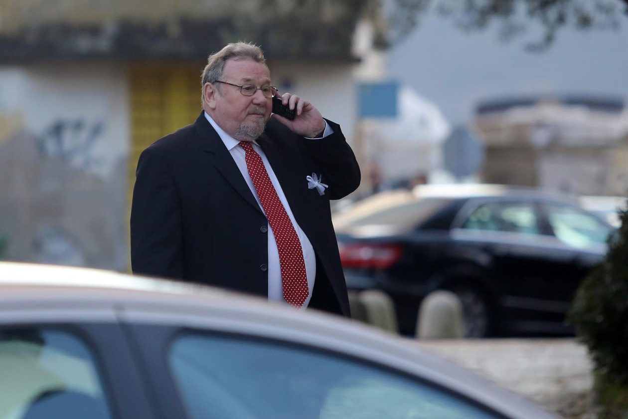 U svečanom ozračju, okružen obitelji, prijateljima i brojnim uglednicima, Ante Kalmeta, tada 25-godišnji sin zadarskog gradonačelnika i bivšeg ministra Božidara Kalmete, izrekao je sudbonosno „da“ svojoj odabranici