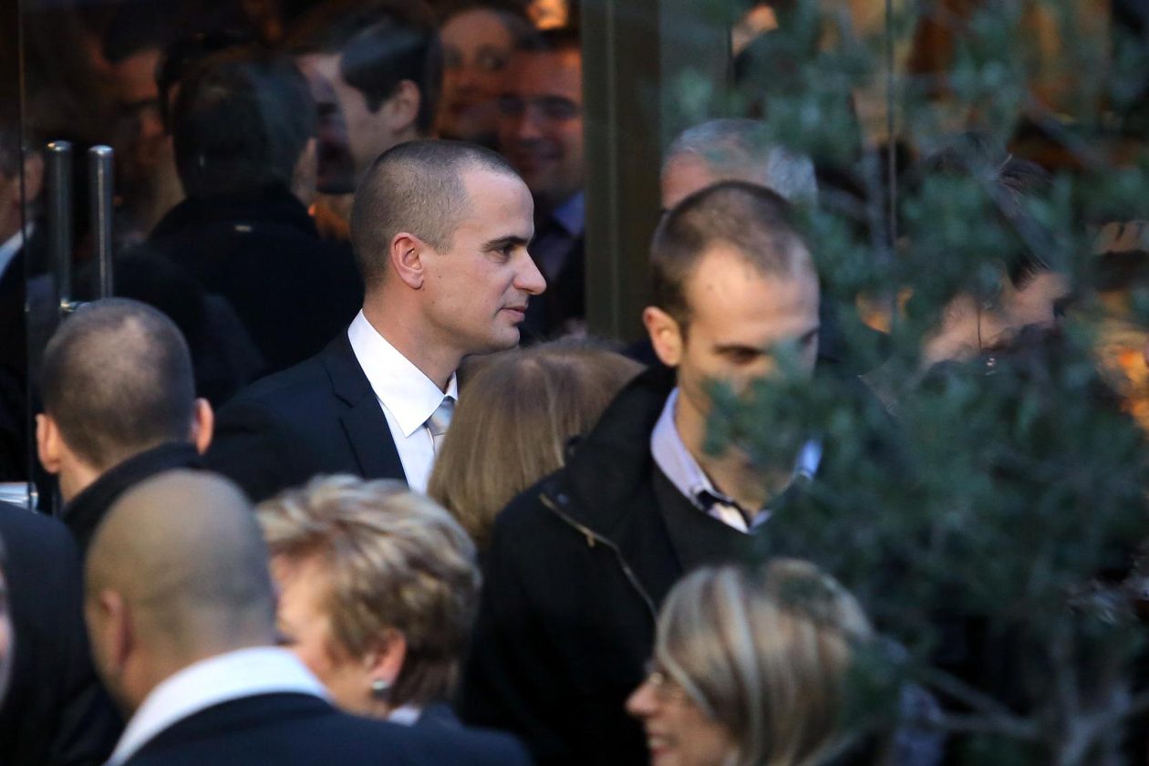 U svečanom ozračju, okružen obitelji, prijateljima i brojnim uglednicima, Ante Kalmeta, tada 25-godišnji sin zadarskog gradonačelnika i bivšeg ministra Božidara Kalmete, izrekao je sudbonosno „da“ svojoj odabranici