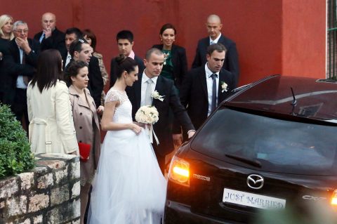 U svečanom ozračju, okružen obitelji, prijateljima i brojnim uglednicima, Ante Kalmeta, tada 25-godišnji sin zadarskog gradonačelnika i bivšeg ministra Božidara Kalmete, izrekao je sudbonosno „da“ svojoj odabranici