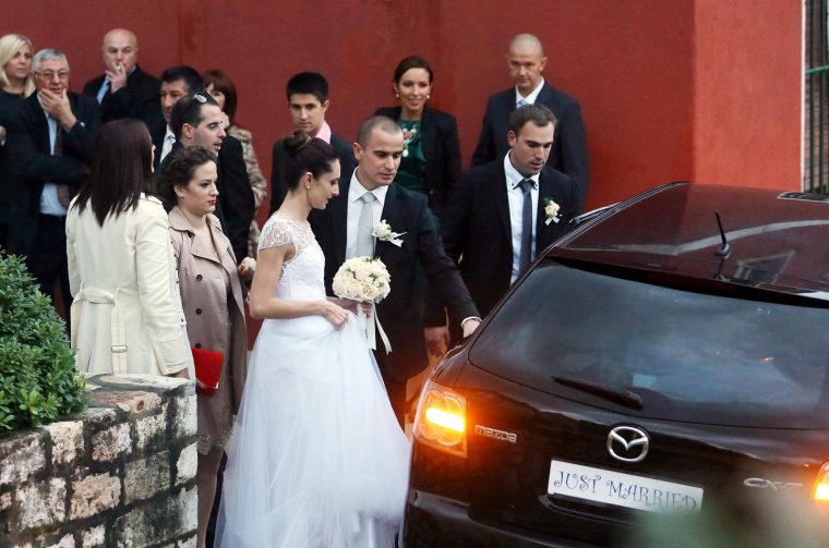 U svečanom ozračju, okružen obitelji, prijateljima i brojnim uglednicima, Ante Kalmeta, tada 25-godišnji sin zadarskog gradonačelnika i bivšeg ministra Božidara Kalmete, izrekao je sudbonosno „da“ svojoj odabranici