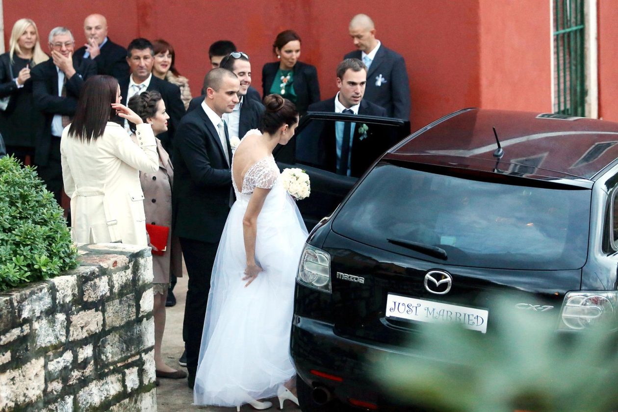 U svečanom ozračju, okružen obitelji, prijateljima i brojnim uglednicima, Ante Kalmeta, tada 25-godišnji sin zadarskog gradonačelnika i bivšeg ministra Božidara Kalmete, izrekao je sudbonosno „da“ svojoj odabranici