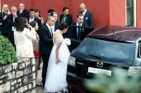 U svečanom ozračju, okružen obitelji, prijateljima i brojnim uglednicima, Ante Kalmeta, tada 25-godišnji sin zadarskog gradonačelnika i bivšeg ministra Božidara Kalmete, izrekao je sudbonosno „da“ svojoj odabranici