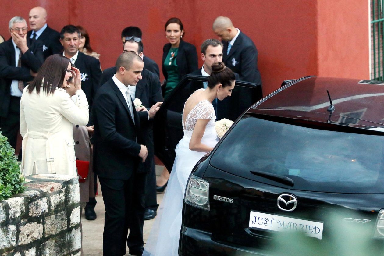 U svečanom ozračju, okružen obitelji, prijateljima i brojnim uglednicima, Ante Kalmeta, tada 25-godišnji sin zadarskog gradonačelnika i bivšeg ministra Božidara Kalmete, izrekao je sudbonosno „da“ svojoj odabranici