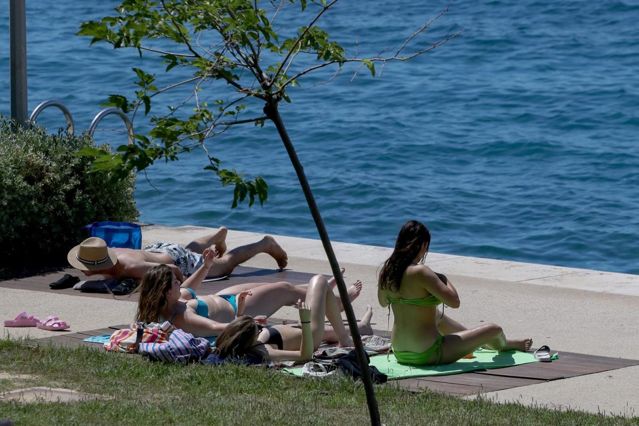 Zadar: Sve je više kupača na zadarskim plažama