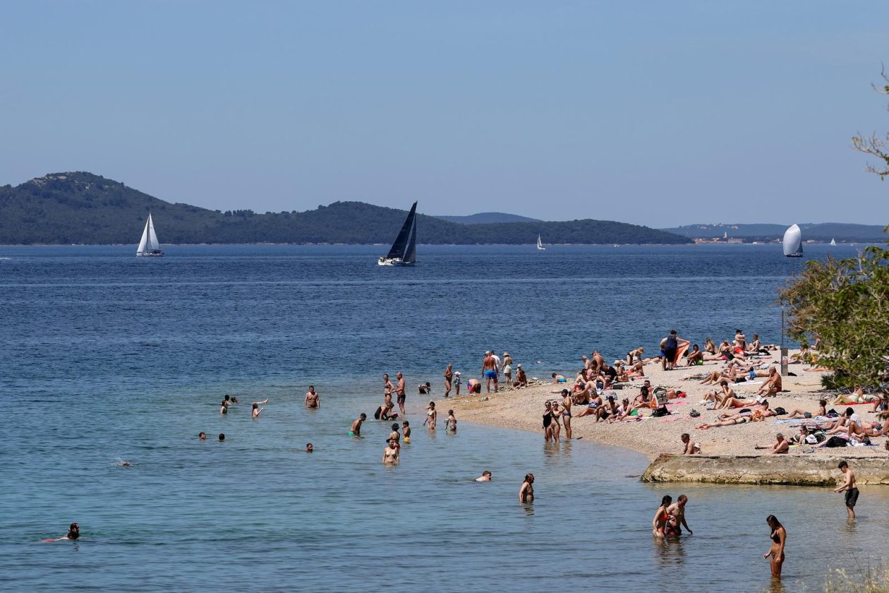 Zadar: Sve je više kupača na zadarskim plažama
