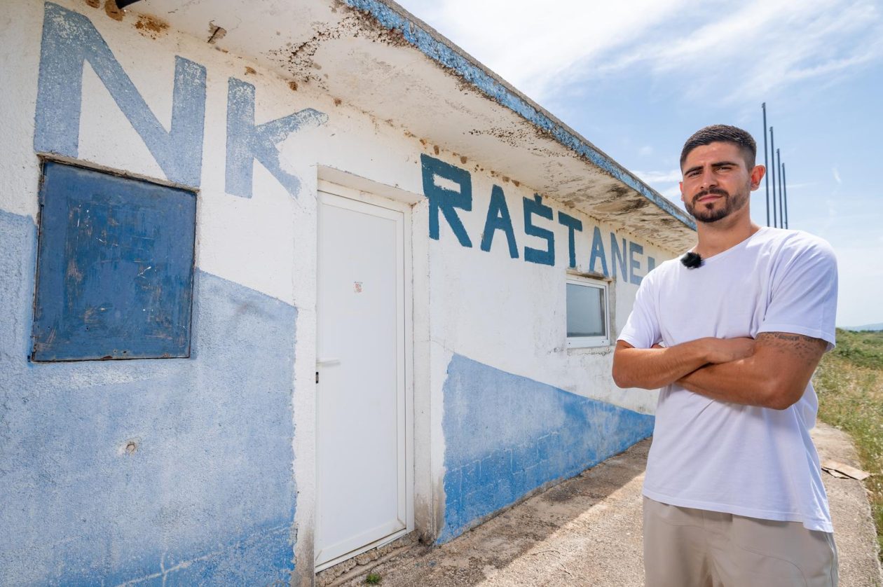 ARHIVA – 2022. Raštane: Nogometni reprezentativac Martin Erlić na farmi svojih roditelja