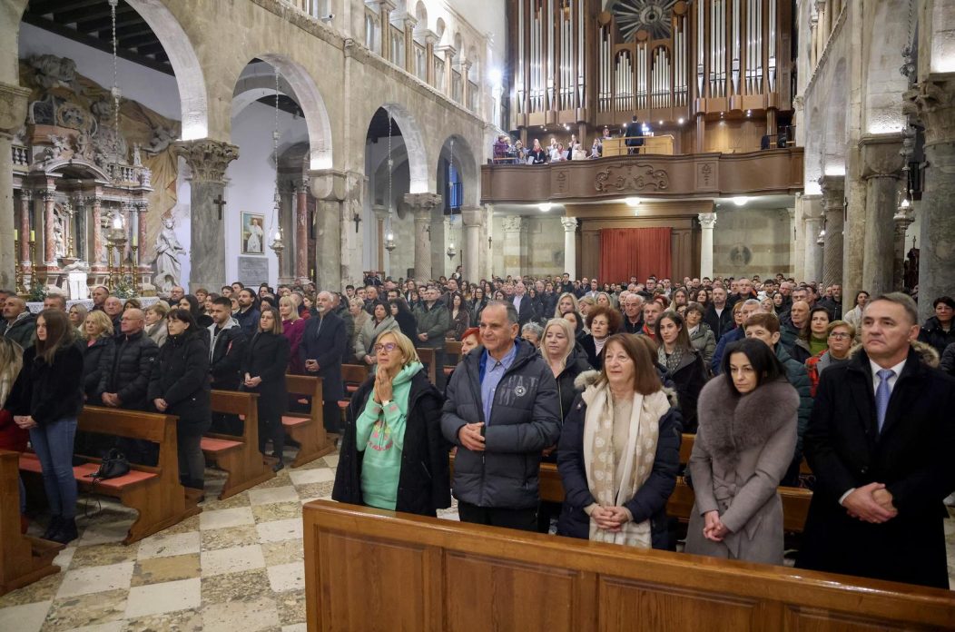 Zadar: Misa polnoćka u katedrali sv. Stošije Zadar: Misa polnoćka u katedrali sv. Stošije