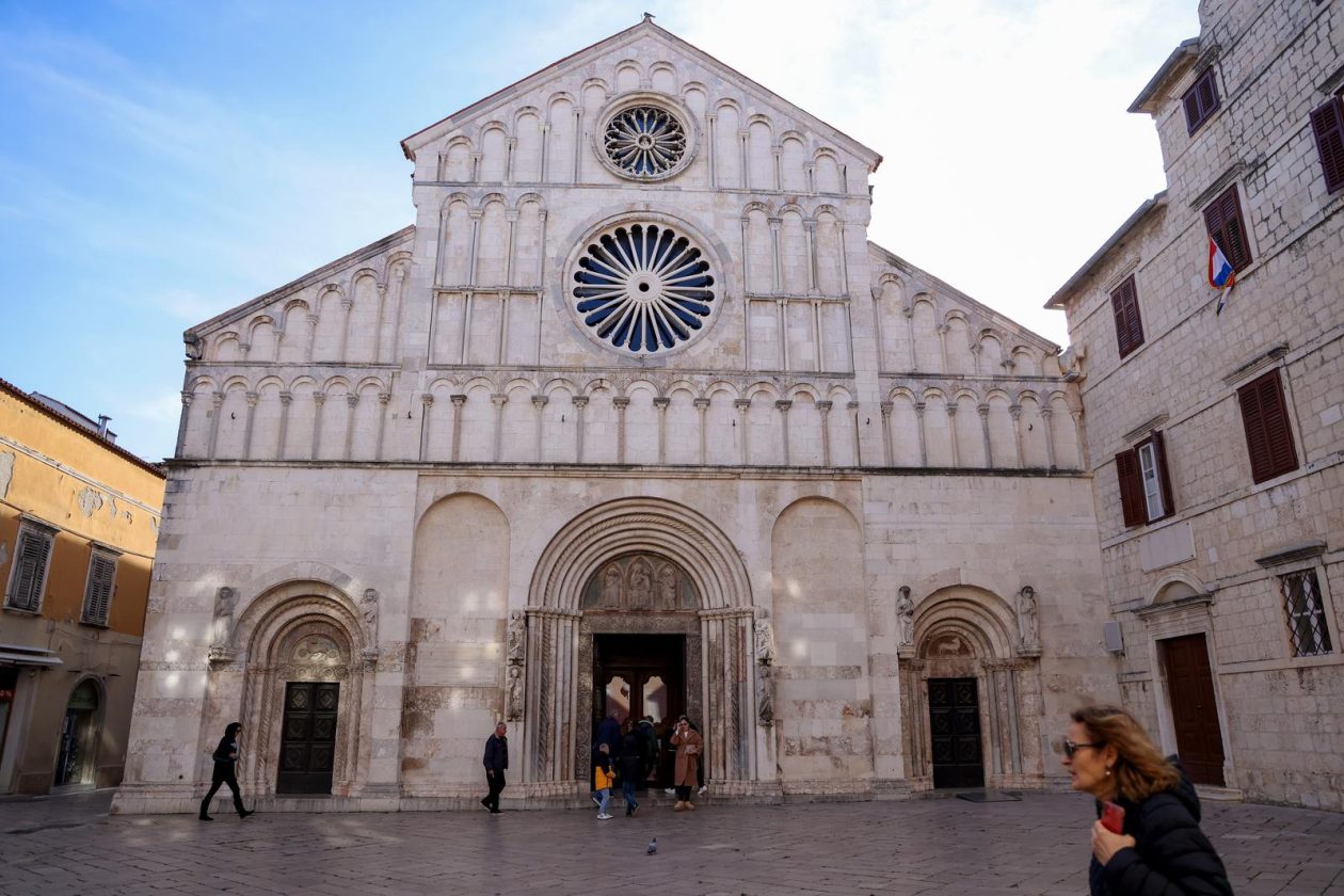 [FOTO] Zadarski nadbiskup Milan Zgrablić predvodio je svečano Božićno misno slavlje