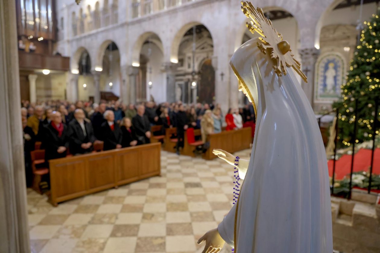 [FOTO] Zadarski nadbiskup Milan Zgrablić predvodio je svečano Božićno misno slavlje