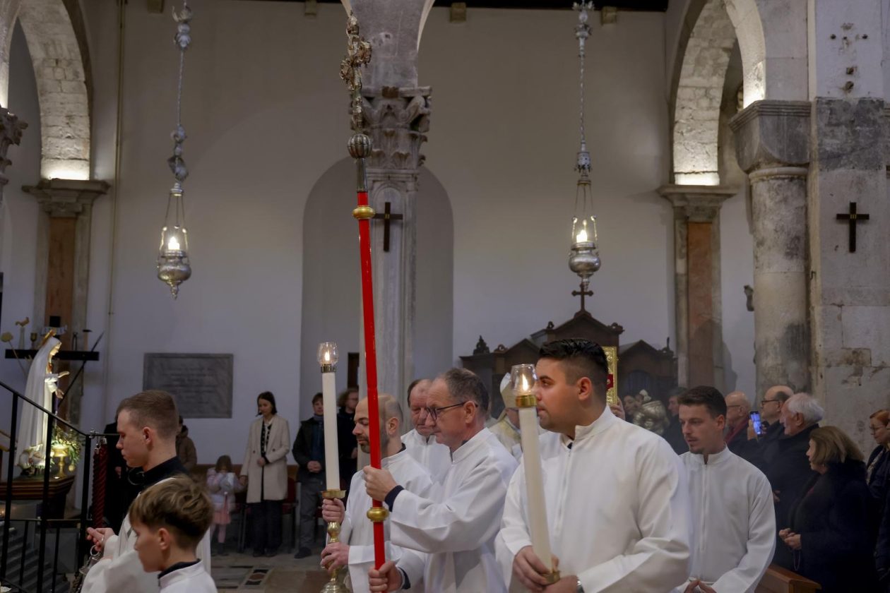 [FOTO] Zadarski nadbiskup Milan Zgrablić predvodio je svečano Božićno misno slavlje