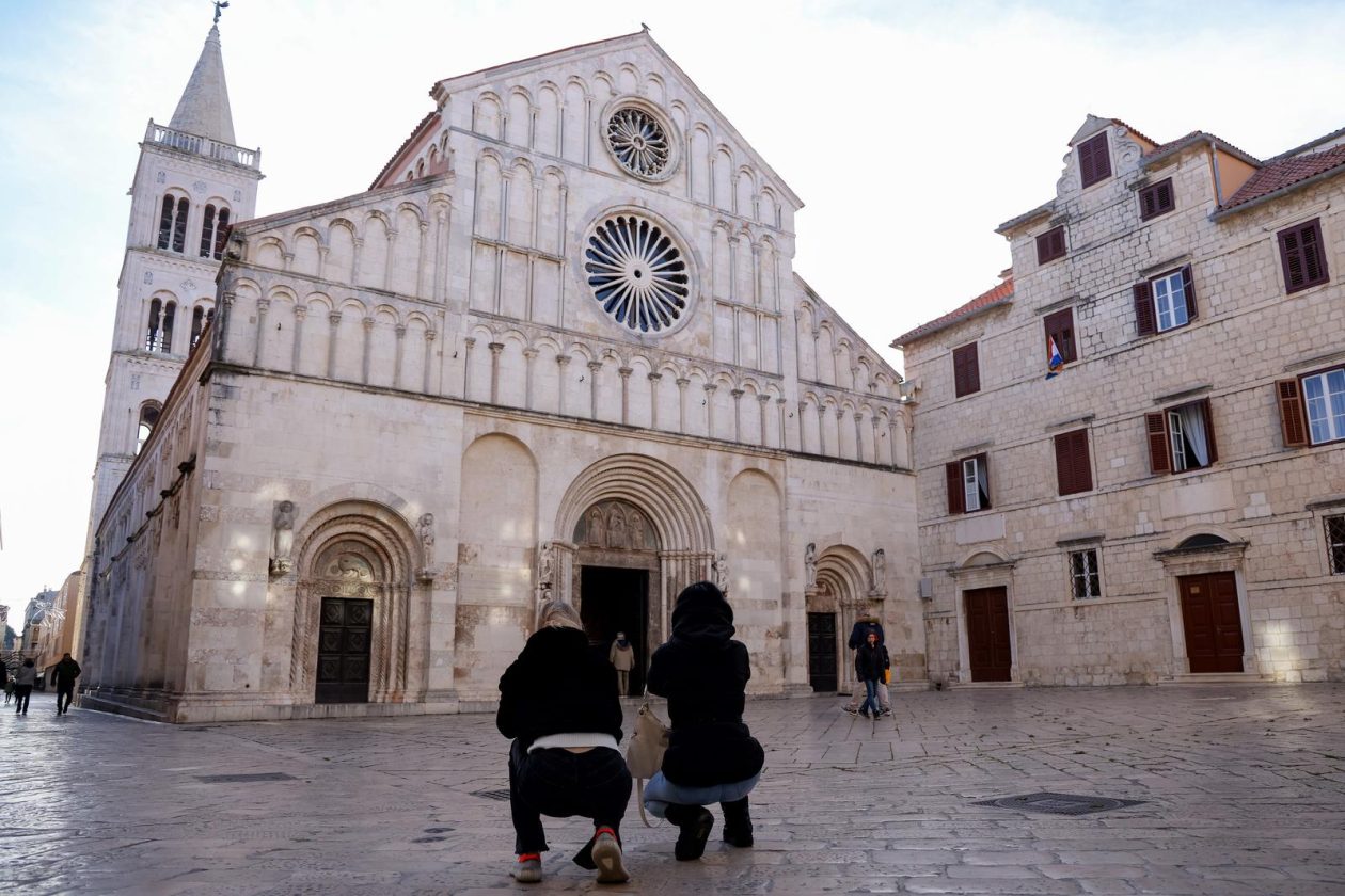 [FOTO] Zadarski nadbiskup Milan Zgrablić predvodio je svečano Božićno misno slavlje
