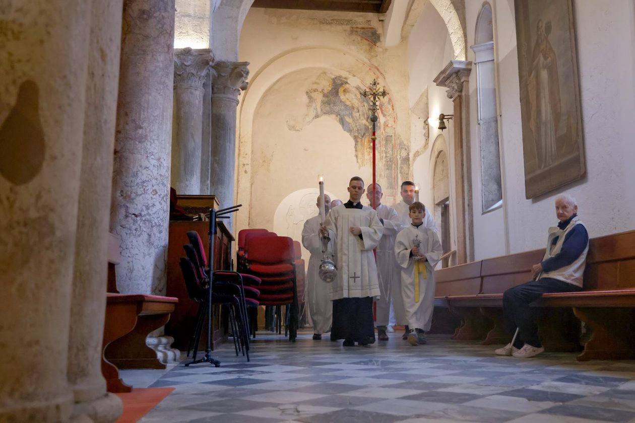 [FOTO] Zadarski nadbiskup Milan Zgrablić predvodio je svečano Božićno misno slavlje