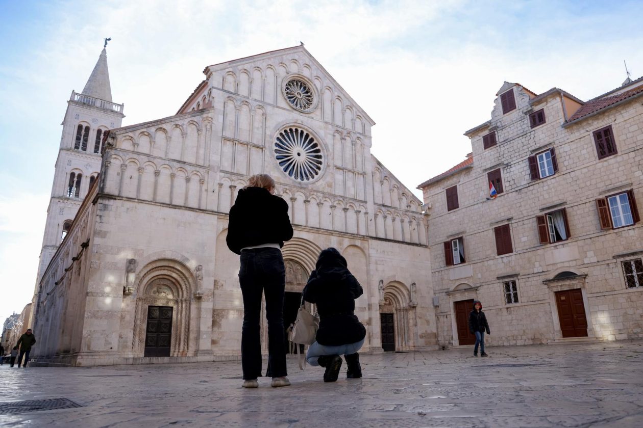 [FOTO] Zadarski nadbiskup Milan Zgrablić predvodio je svečano Božićno misno slavlje