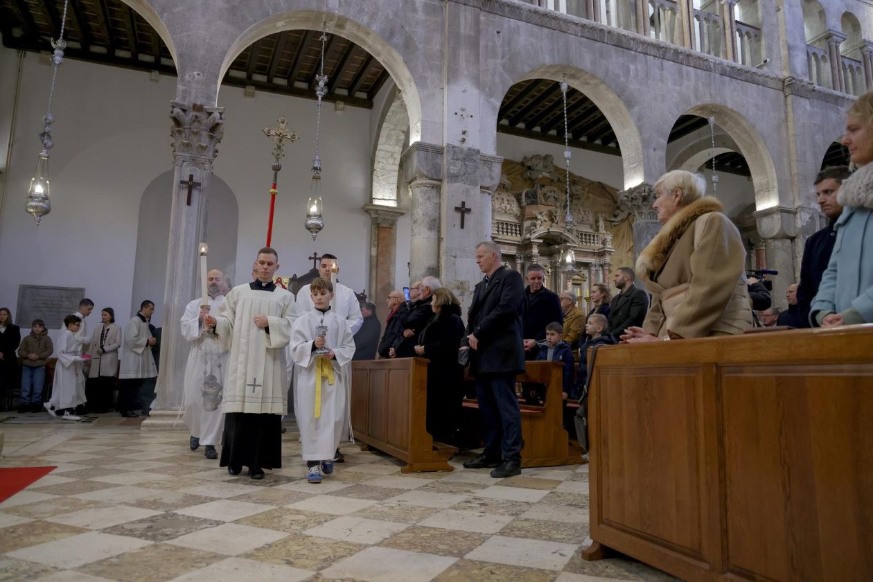 [FOTO] Zadarski nadbiskup Milan Zgrablić predvodio je svečano Božićno misno slavlje