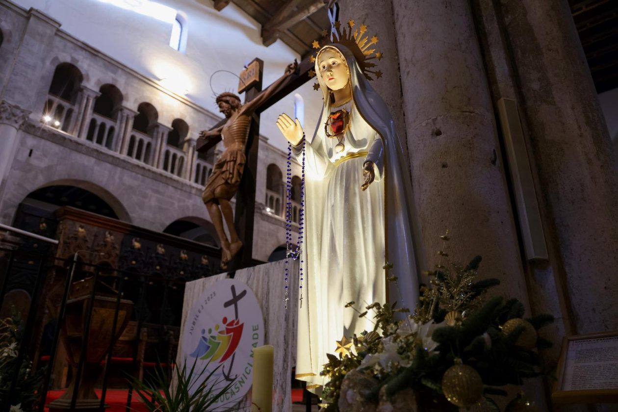 [FOTO] Zadarski nadbiskup Milan Zgrablić predvodio je svečano Božićno misno slavlje