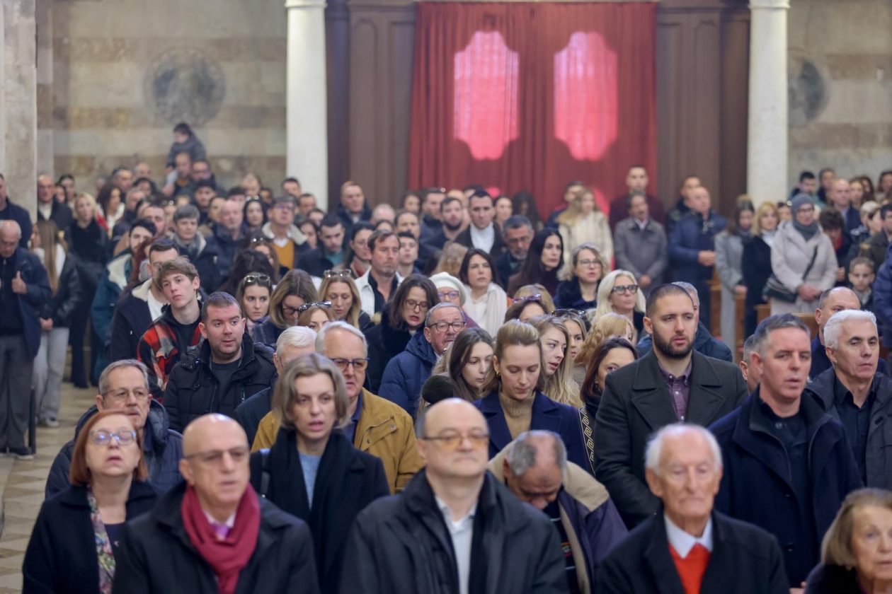 [FOTO] Zadarski nadbiskup Milan Zgrablić predvodio je svečano Božićno misno slavlje