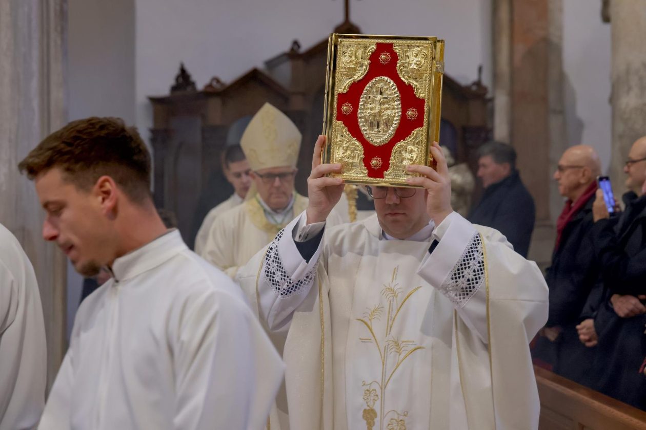 [FOTO] Zadarski nadbiskup Milan Zgrablić predvodio je svečano Božićno misno slavlje