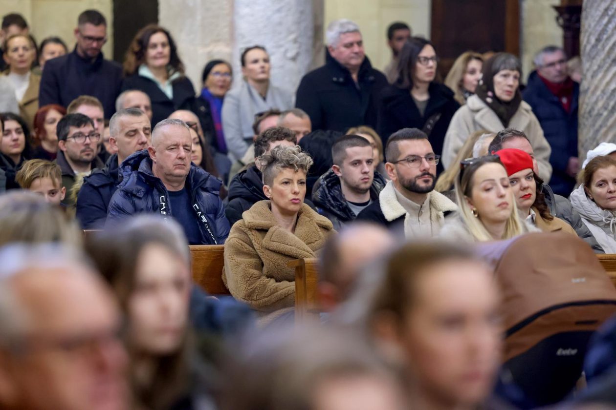 [FOTO] Zadarski nadbiskup Milan Zgrablić predvodio je svečano Božićno misno slavlje