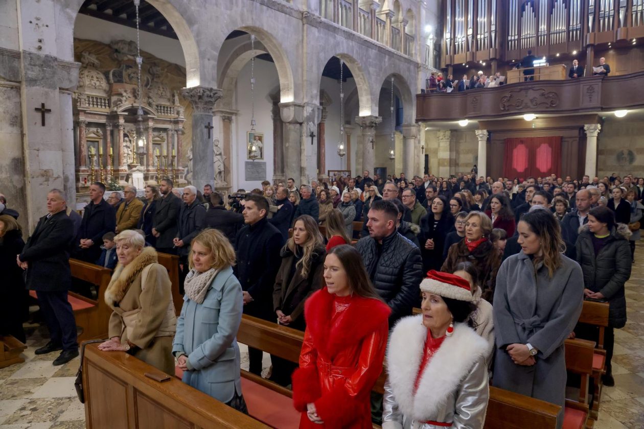 [FOTO] Zadarski nadbiskup Milan Zgrablić predvodio je svečano Božićno misno slavlje