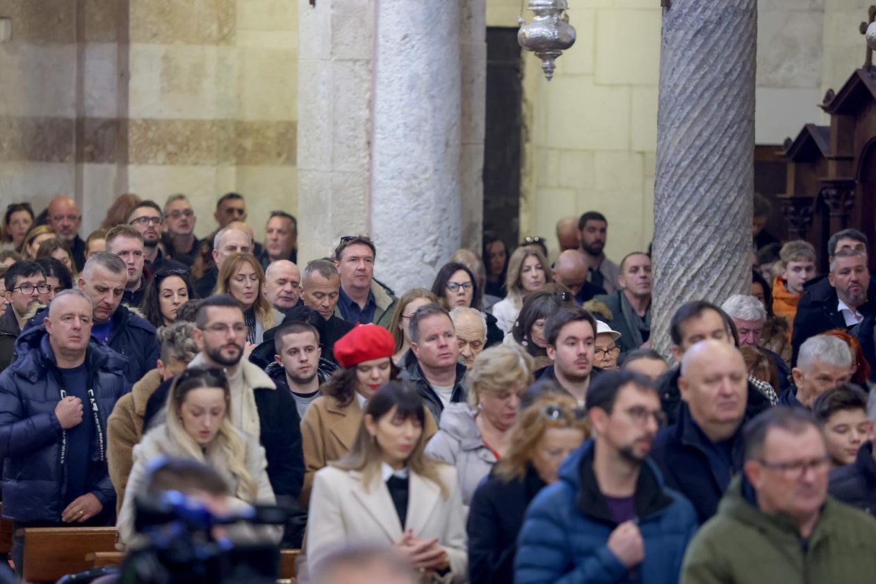 [FOTO] Zadarski nadbiskup Milan Zgrablić predvodio je svečano Božićno misno slavlje