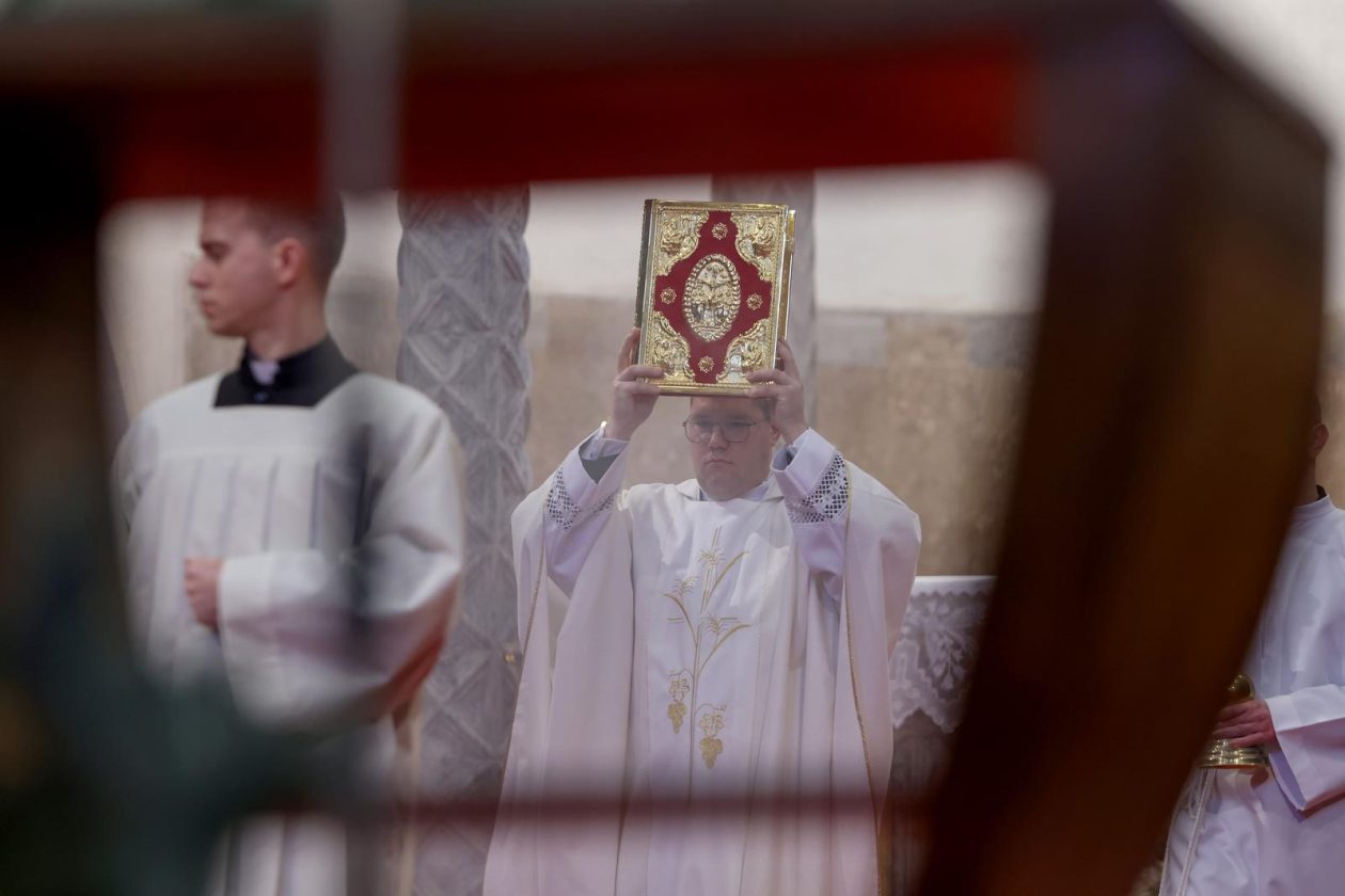 [FOTO] Zadarski nadbiskup Milan Zgrablić predvodio je svečano Božićno misno slavlje