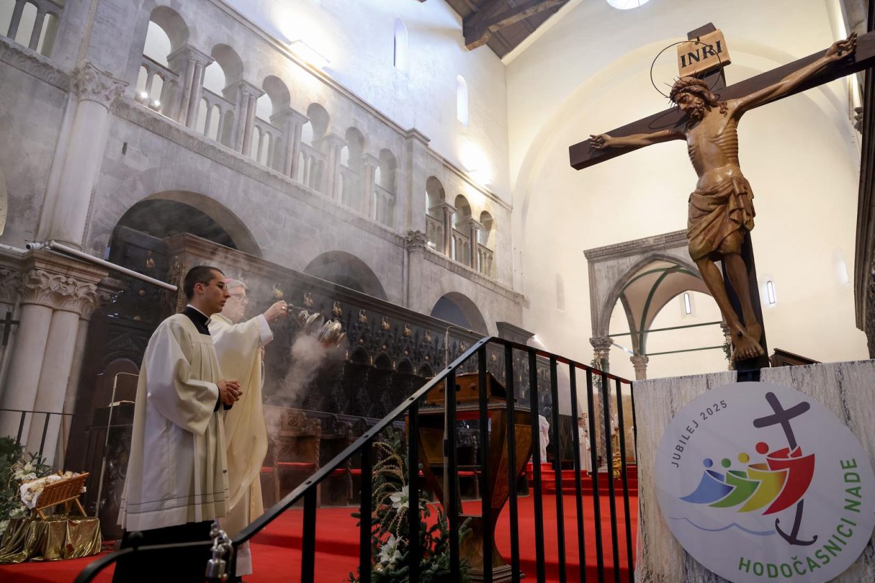 [FOTO] Zadarski nadbiskup Milan Zgrablić predvodio je svečano Božićno misno slavlje