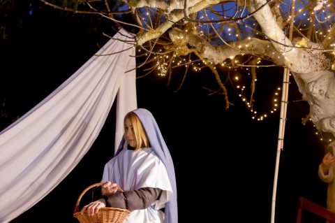 U Diklu uprizorili žive jaslice