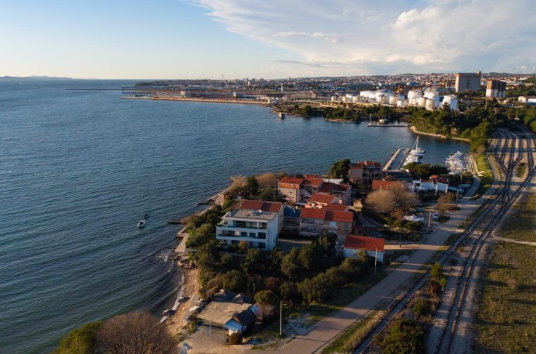 Zadar: Pogled iz zraka na spremnike goriva u Gaženici Zadar: Pogled iz zraka na spremnike goriva u Gaženici