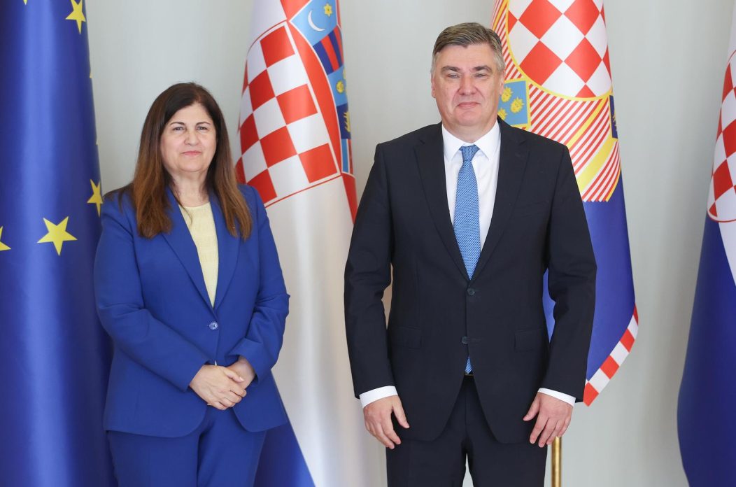 Ured predsjednika Republike Hrvatske. Predsjednik Republike Hrvatske Zoran Milanovic primio je ministricu vanjskih poslova i iseljenistva Palestine Varsen Aghabekian Ured predsjednika Republike Hrvatske. Predsjednik Republike Hrvatske Zoran Milanovic primio je ministricu vanjskih poslova i iseljenistva Palestine Varsen Aghabekian