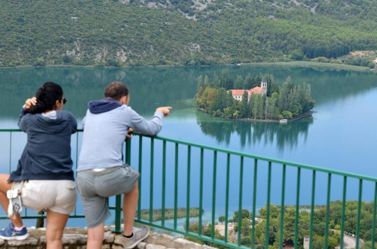 Pogled na otočić Visovac u Nacionalnom parku Krka